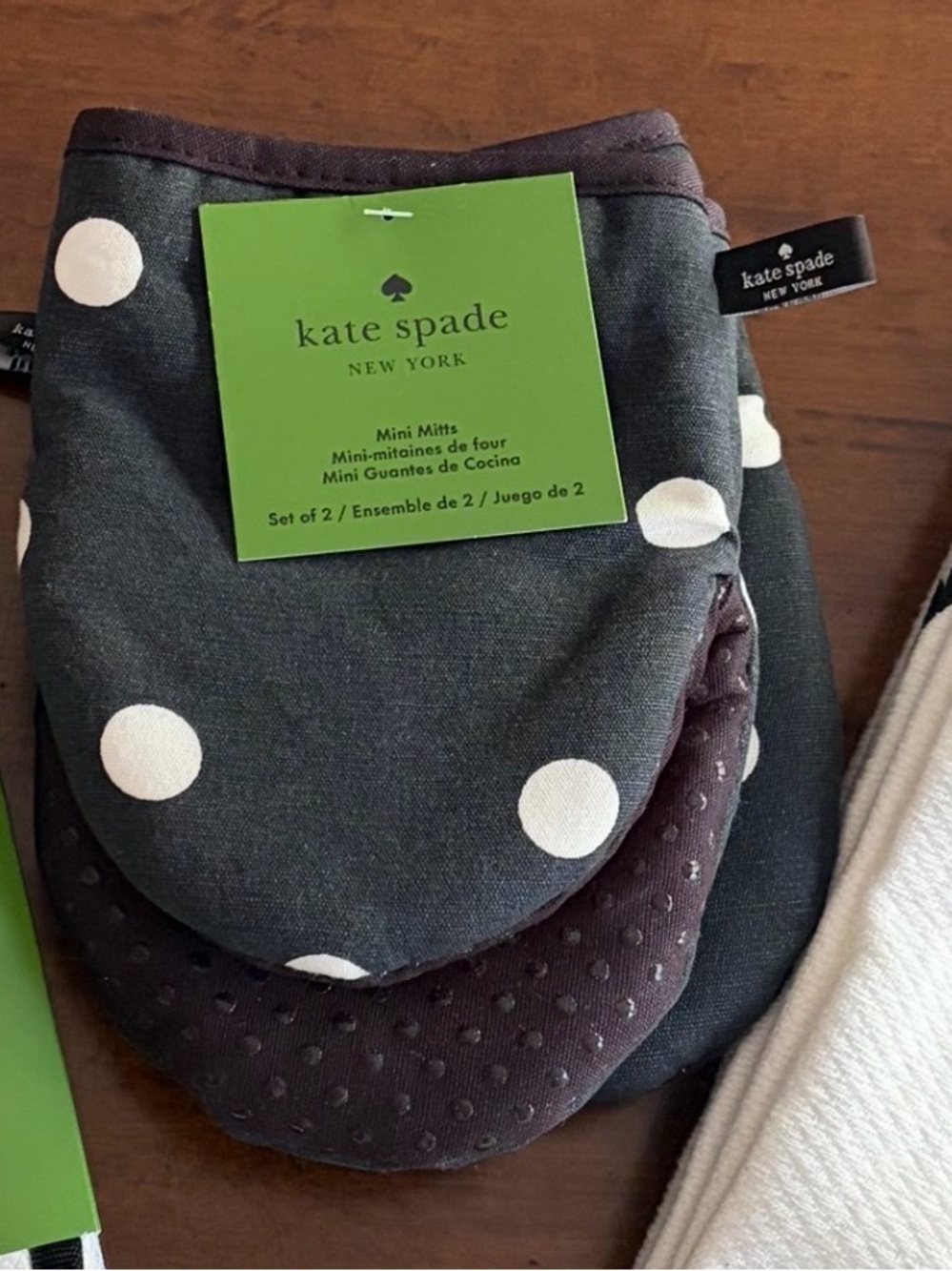 NWT kate spade set of 2 oven mitts